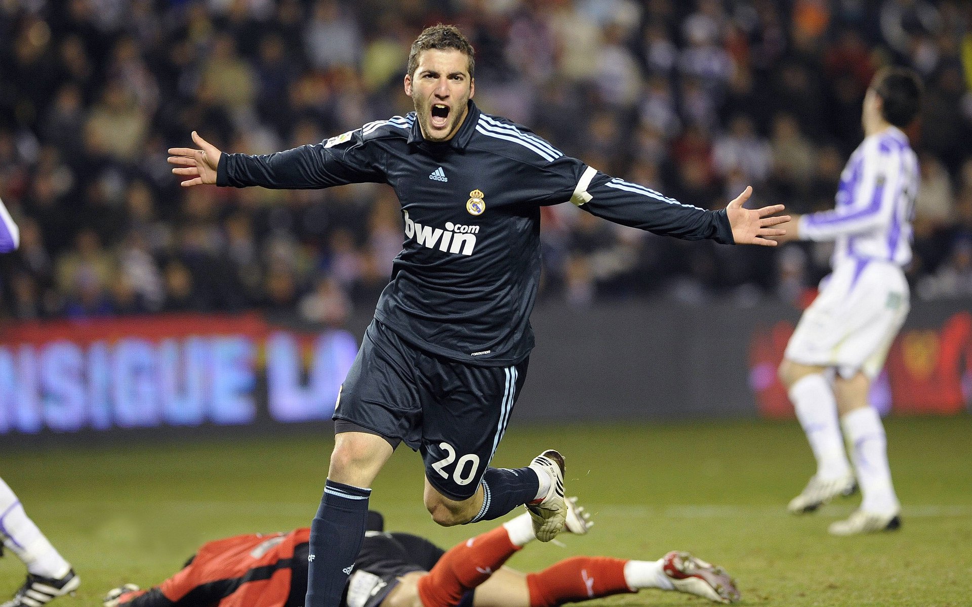 《新款电竞装备登场：为职业选手量身定制》，电竞套件