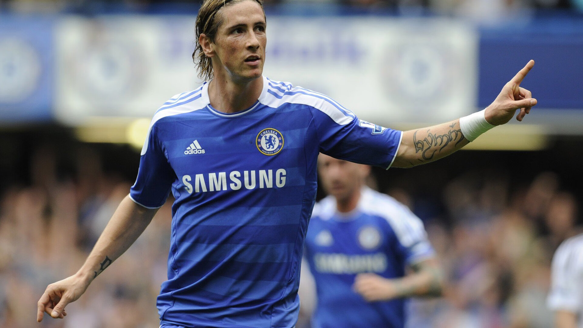 德甲激烈拼杀，比分2-1，关键扑救挽救败局，传球成功率90%，控球率64%